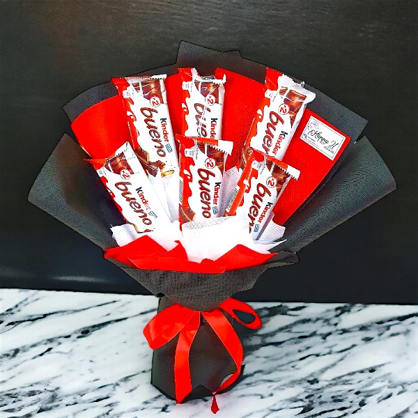 Heavenly Delight: Kinder Bueno Chocolate Bouquet